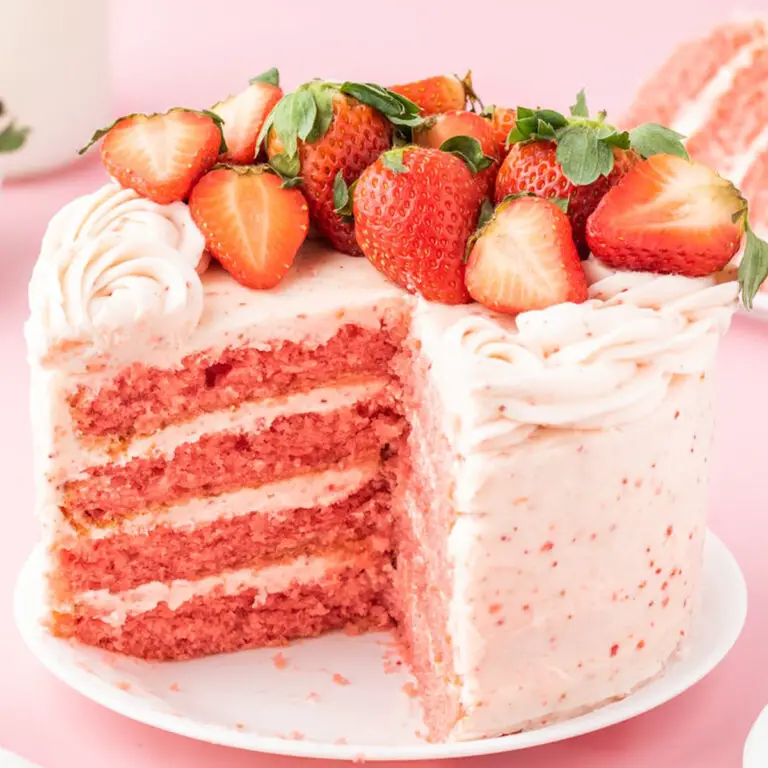 Strawberry-Red-Velvet-Cake
